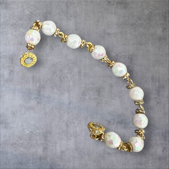 White and gold tone beaded bracelet with magnetic clasp  - Picture 4 of 5